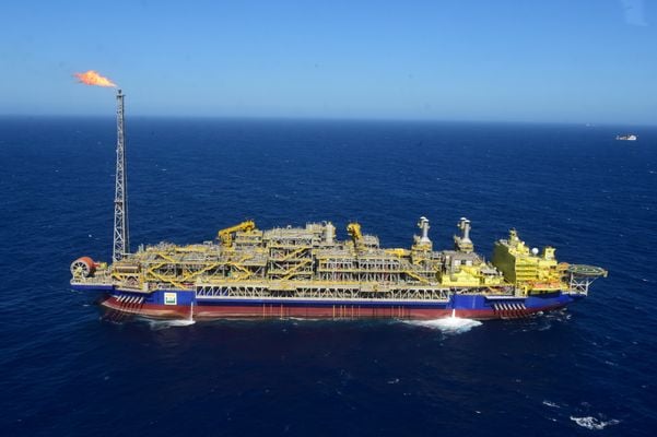 Navio-plataforma Anna Nery da Petrobras na Bacia de Campos por Carlos Alberto Silva