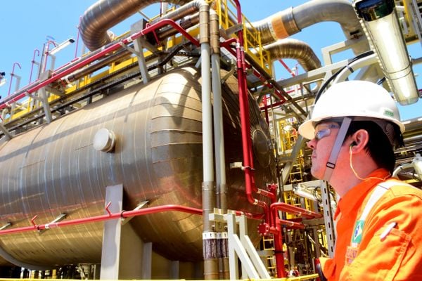 Navio-plataforma Anna Nery da Petrobras na Bacia de Campos por Carlos Alberto Silva