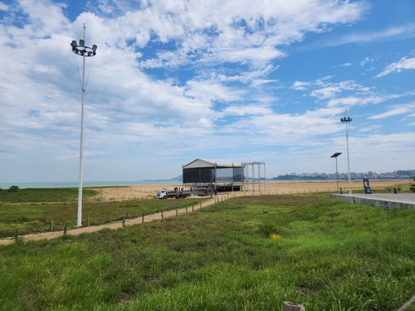 Mudança do local do palco para os shows em Camburi por Carlos Alberto Silva