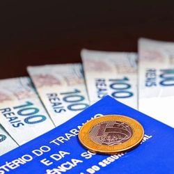 Dados divulgados pelo IBGE são relativos à média mensal de 2022; só 7,6% dos ocupados tinham renda do trabalho acima de 5 salários, afirma instituto