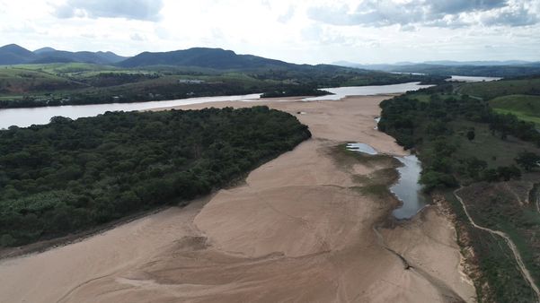Segundo diretor-geral do Sanear, vazão do rio está na faixa de 350 metros cúbicos por segundo; bomba de captação de água já precisou ser deslocada pelo menos sete vezes
