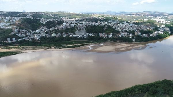 Baixo volume de chuva faz bancos de areia aparecerem no Rio Doce