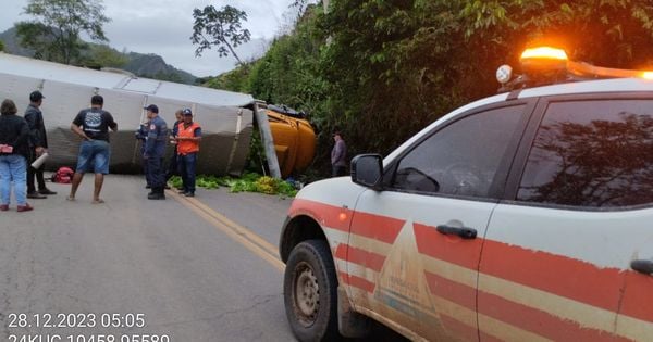 Carga seguia de Santa Maria de Jetibá para Governador Valadares (MG); segundo o motorista, o veículo apresentou falha nos freios