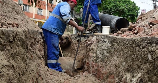 Equipes da Prefeitura de Vitória fazem serviços de manutenção no sistema de drenagem da região