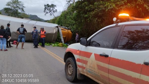 Caminhão tomba e deixa pista interditada na zona rural de Itarana