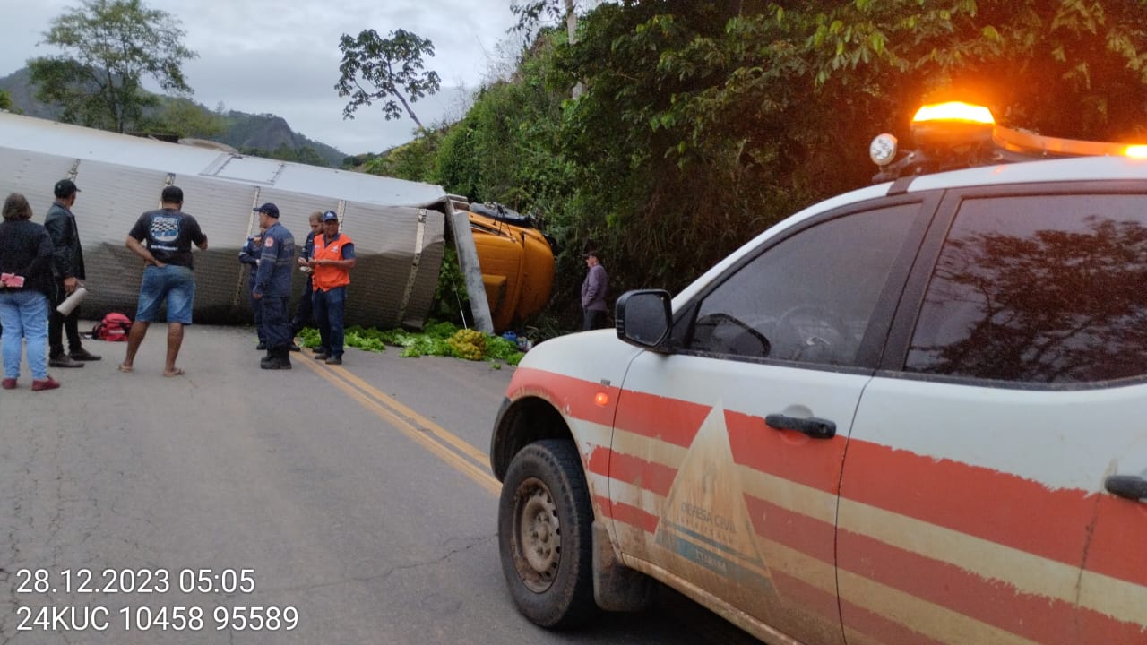 Carga seguia de Santa Maria de Jetibá para Governador Valadares (MG); segundo o motorista, o veículo apresentou falha nos freios
