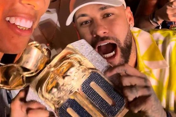 Neymar e colar Neymar recebe presente de influenciador