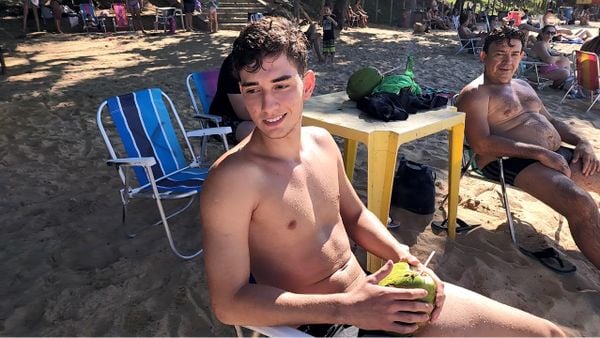 O estudando mineiro Bernardo Mendonça curte verão com o pai tomando água de coco