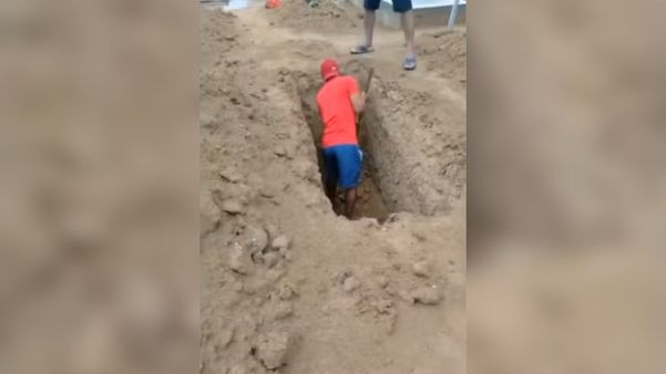 No dia 12 de dezembro, outra família precisou cavar a cova de um parente devido à falta de coveiro no cemitério 
