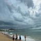 Imagem - Tempo virou: nuvens chamam a atenção e até assustam banhistas no ES