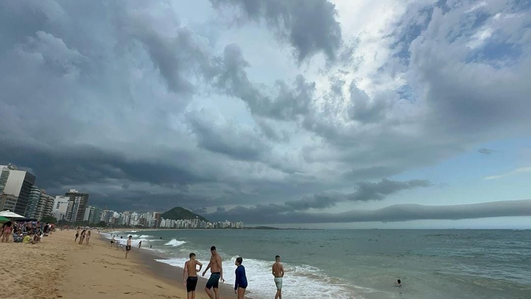 Uma nuvem rolo surpreendeu quem estava em Vitória, Vila Velha e Serra, neste sábado (30); em Domingos Martins, na região Serrana do Estado, uma 'nuvem furacão' foi observada