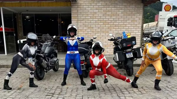 Grupo de amigas vestidas de 'Power Rangers' viaja de moto pelo Brasil