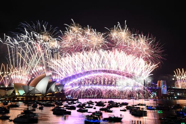 ogos de artifício explodem sobre a Ópera de Sydney e a Harbour Bridge como parte das celebrações de Ano Novo em Sydney, na Austrália, nesta segunda- feira, 1º de janeiro de 2024.