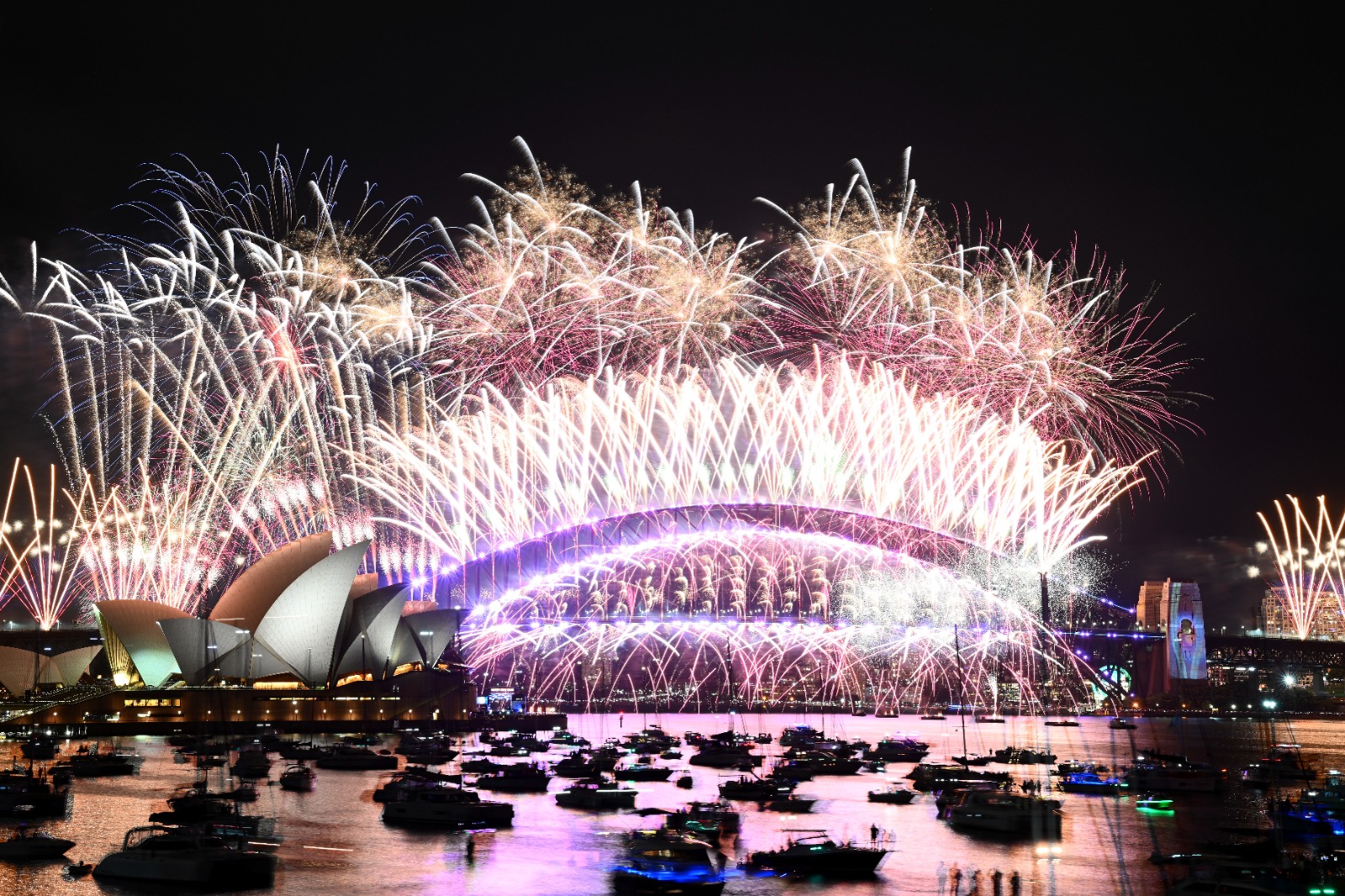 Austrália dá boas vindas ao novo ano com espetáculo de queima de fogos