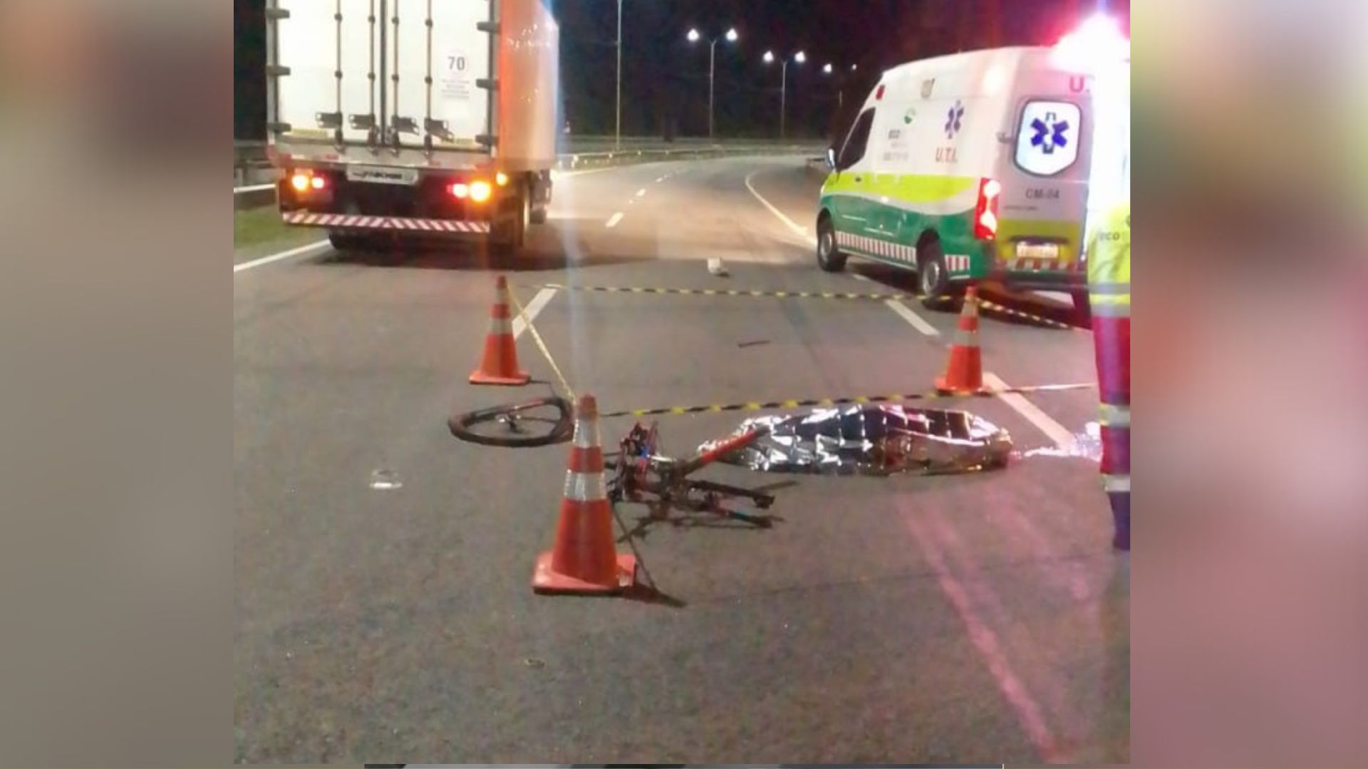 (Ciclista morre em acidente com caminhão-baú em Iconha