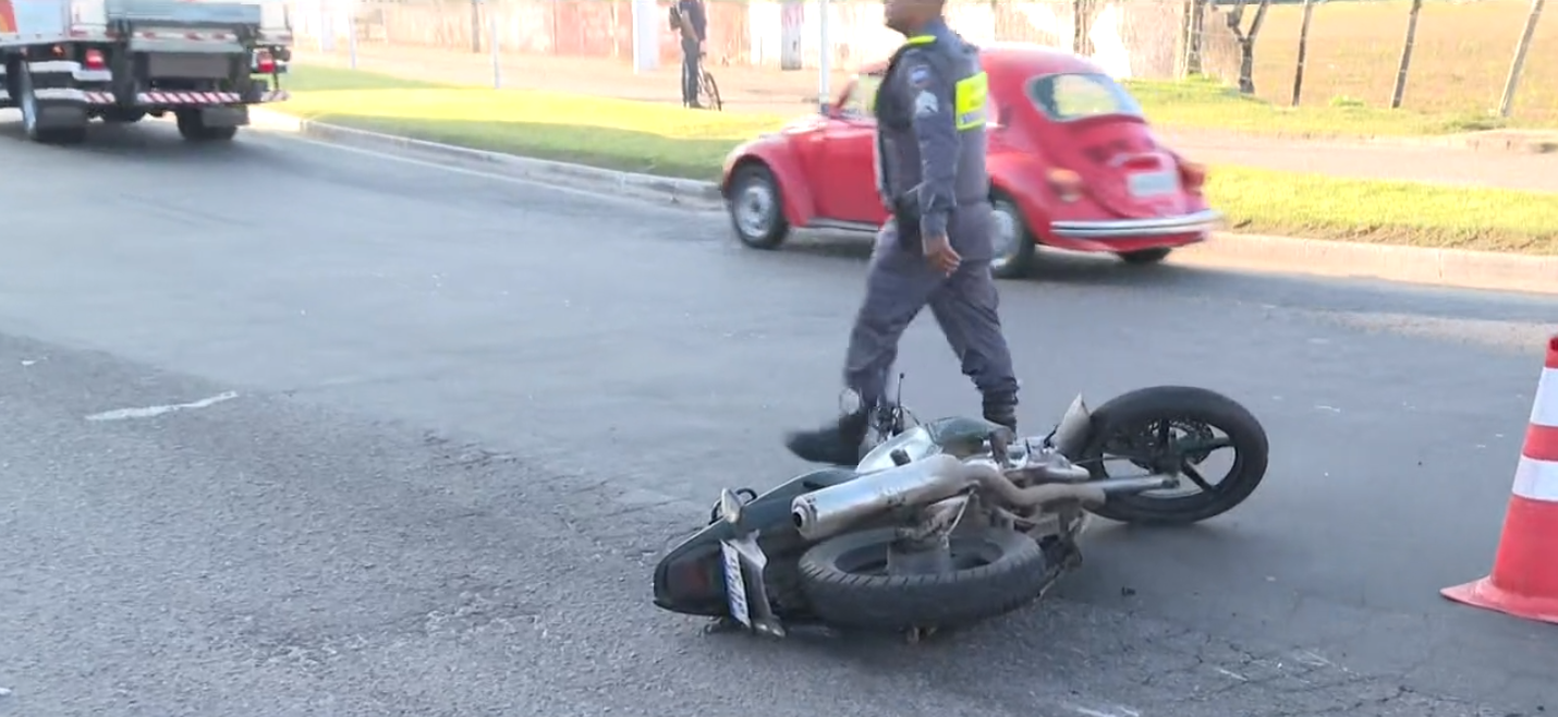 Motorista do veículo e outras testemunhas relataram à reportagem que a colisão ocorreu após o condutor da moto mudar de faixa na avenida 