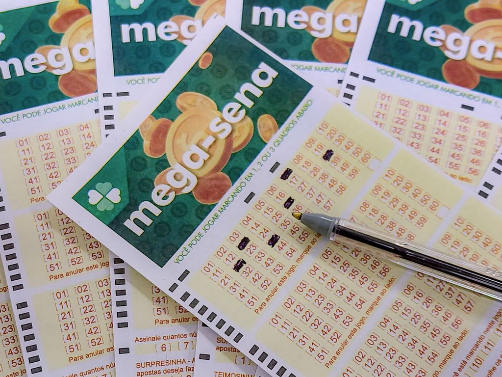 Volantes da Mega-Sena sendo preenchidos para apostas em casas lotéricas da Caixa
