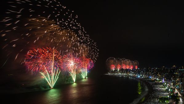 Tento caminhar pela beira-mar, como faço há meio século, pois gosto de sentir a água gelada nos pés, sem levar uma raquetada de frescobol, uma mãozada de areia de uma criança mal-educada ou uma bolada nas costas