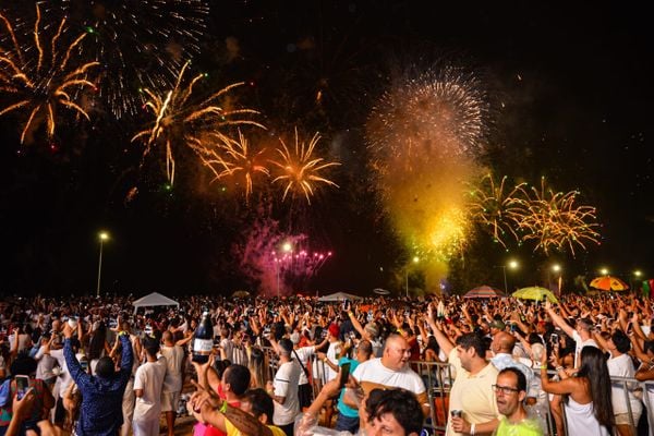 Réveillon 2024 com queima de fogos na Praia de Camburi, Vitória
