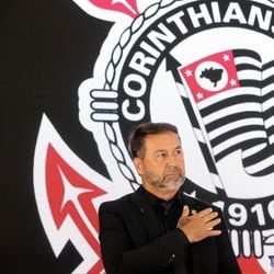 A movimentação se deu no sábado (31), na sede social alvinegra. Aliada de Augusto, a conselheira Maria Angela de Souza Ocampos apareceu com um documento dizendo ser a nova presidente do Conselho Deliberativo