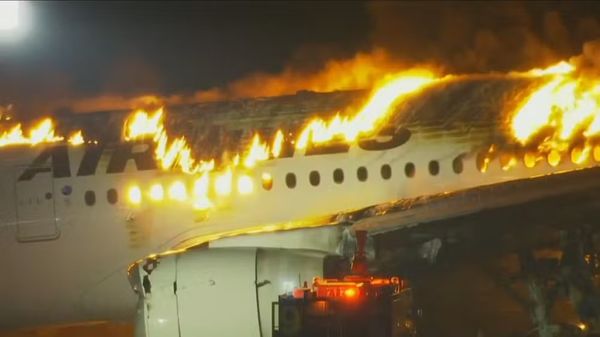 Um avião da Japan Airlines pegou fogo nesta terça-feira (2) ao pousar no aeroporto internacional de Haneda, em Tóquio.