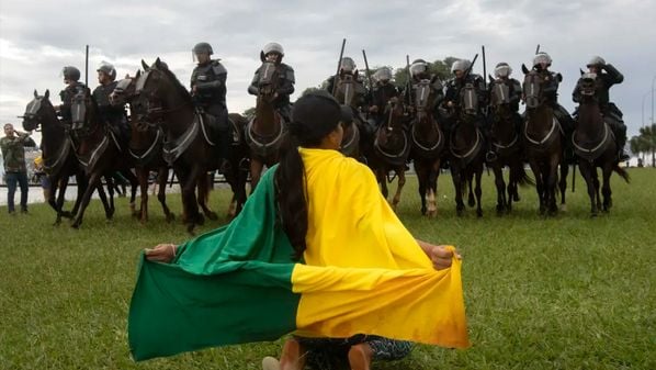 O documento foi entregue pela presidente do PT, deputada federal Gleisi Hoffmann e pelo líder do partido na Câmara. Em nota, o PT avaliou que anistia é “inoportuna” e “inconveniente”