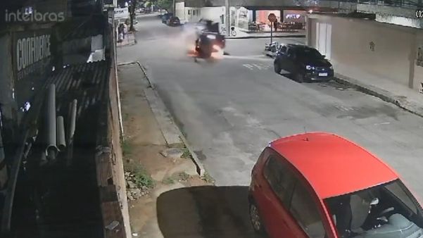 Imagens de videomonitoramento flagraram o momento exato da colisão, que ocorreu em um cruzamento na Praia do Morro, na noite de terça-feira (2)