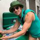 Daniel Erthal compartilha sua rotina vendendo cerveja em Copacabana