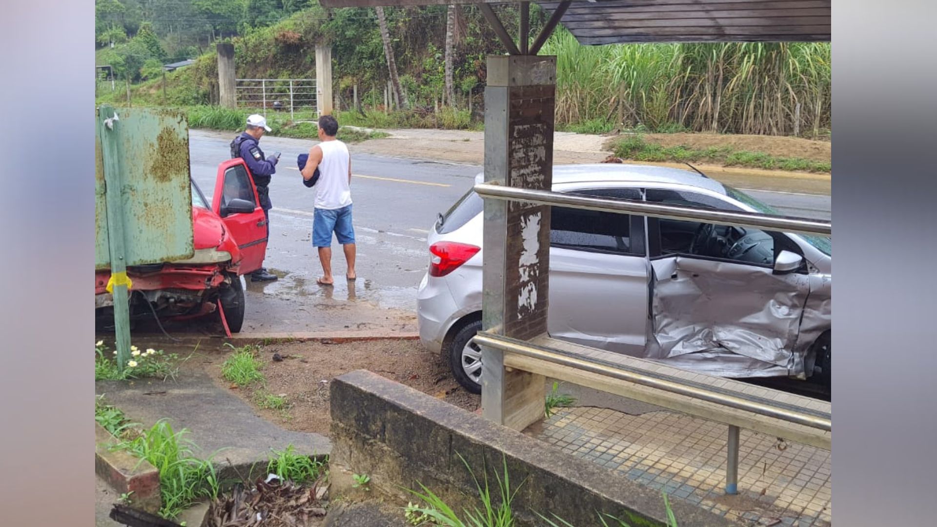 Colisão foi registrada na manhã desta quinta-feira (4), em Subaia; motoristas dos veículos foram socorridos por equipe do Serviço de Atendimento Móvel de Urgência (Samu)