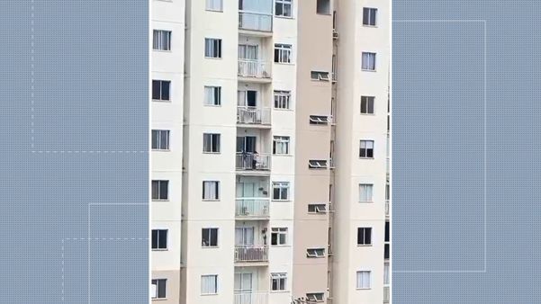 Criança dá susto ao se pendurar na varanda de prédio em Vila Velha