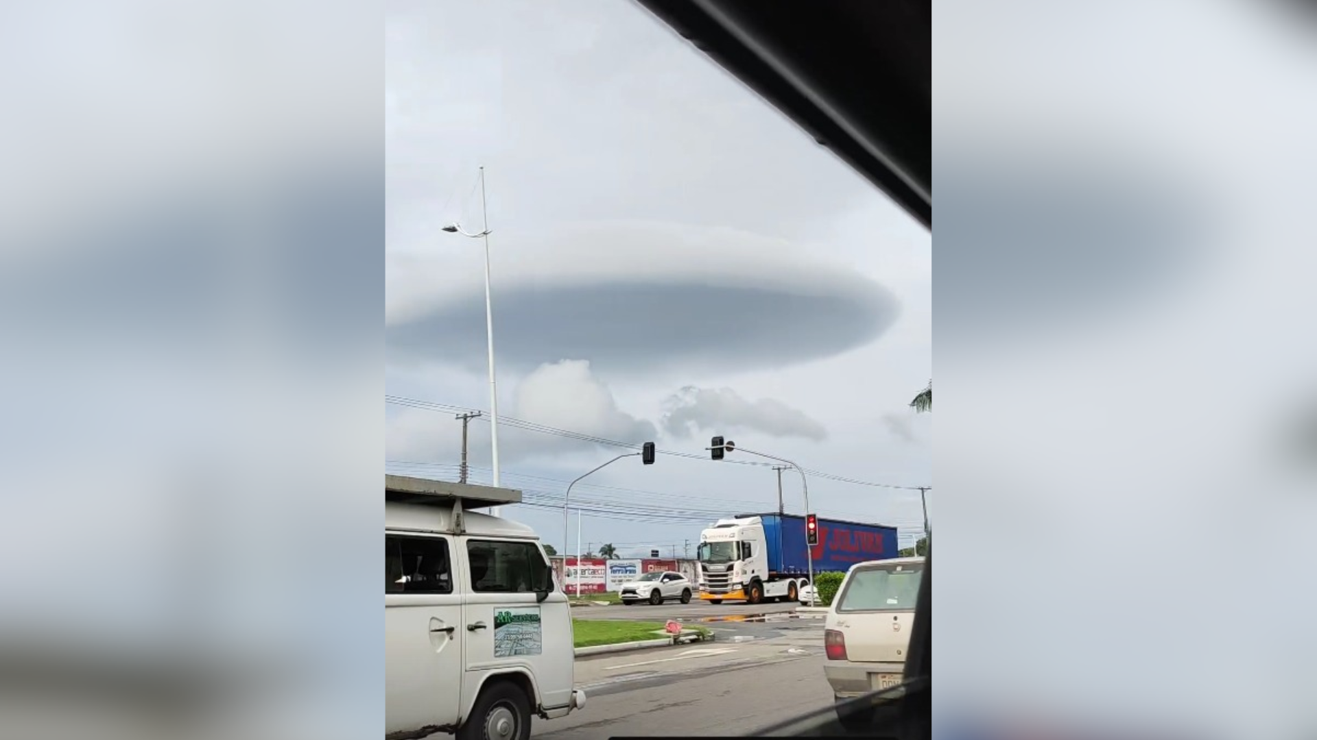 Apesar de ter o formato parecido com as naves extraterrestres retratadas no cinema, instituto de meteorologia diz que a nuvem é popularmente conhecida como 'prateleira'