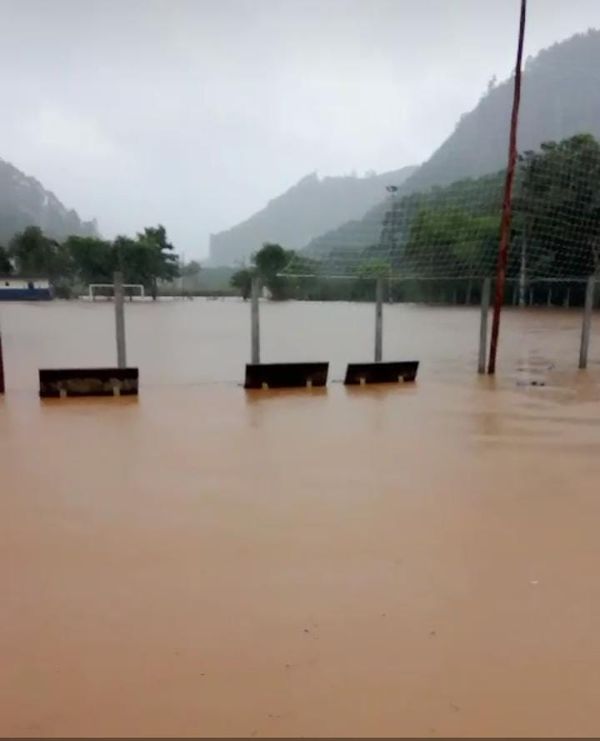 Rio em Ibitirama transborda e deixa cidade em alerta por Defesa Civil de Ibitirama 