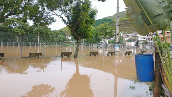 Rio em Ibitirama transborda e deixa cidade em alerta por Defesa Civil de Ibitirama 