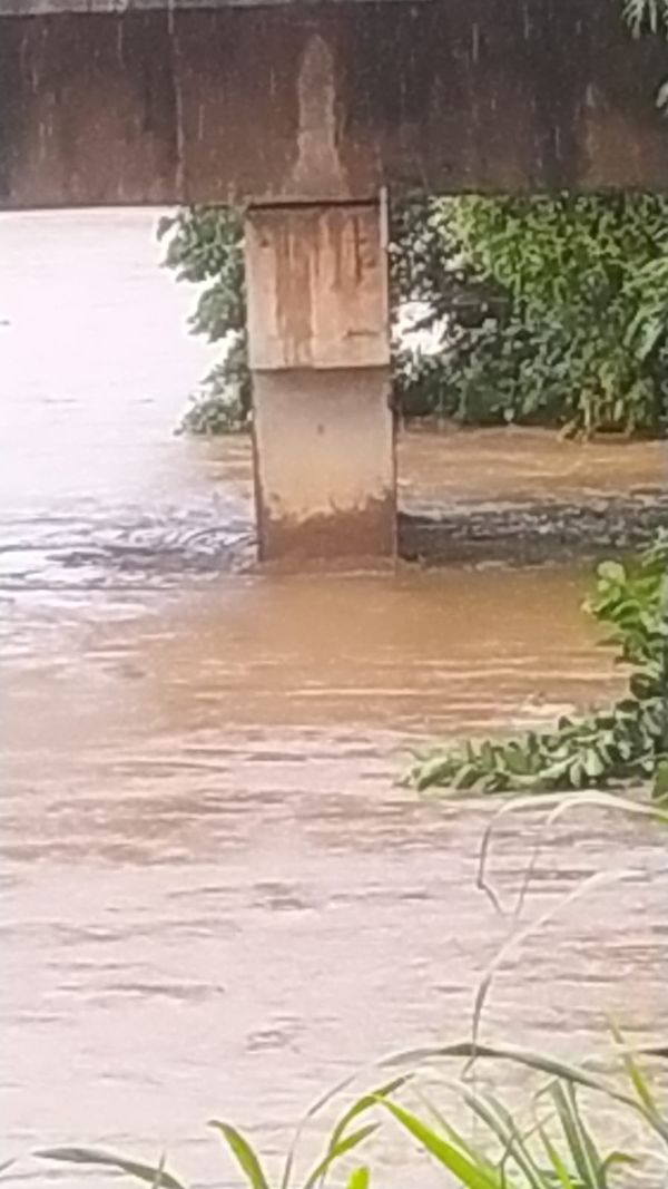 Rio em Ibitirama transborda e deixa cidade em alerta por Defesa Civil de Ibitirama 