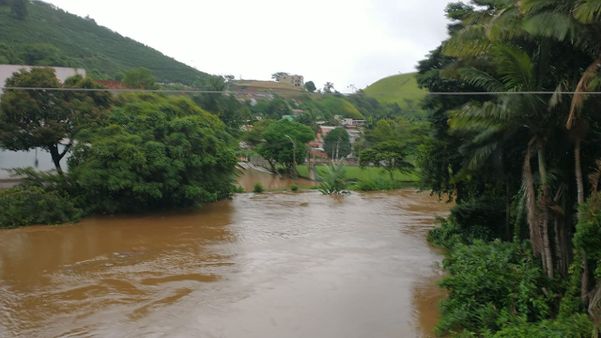 Rio em Ibitirama transborda e deixa cidade em alerta por Defesa Civil de Ibitirama 