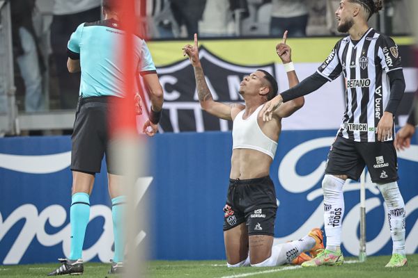 Savinho comemorando seu primeiro gol como jogador profissional