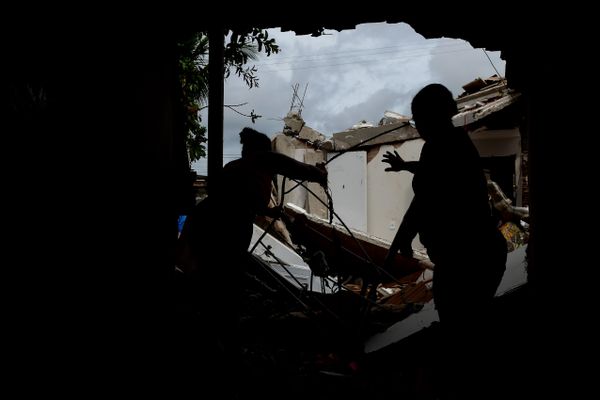Casa desaba em Vila Velha e vítimas são resgatadas de escombros por Fernando Madeira