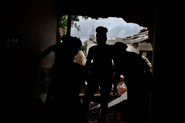 Casa desaba em Vila Velha e vítimas são resgatadas de escombros por Fernando Madeira