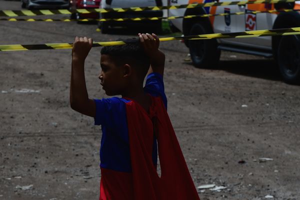 Casa desaba em Vila Velha e vítimas são resgatadas de escombros por Fernando Madeira