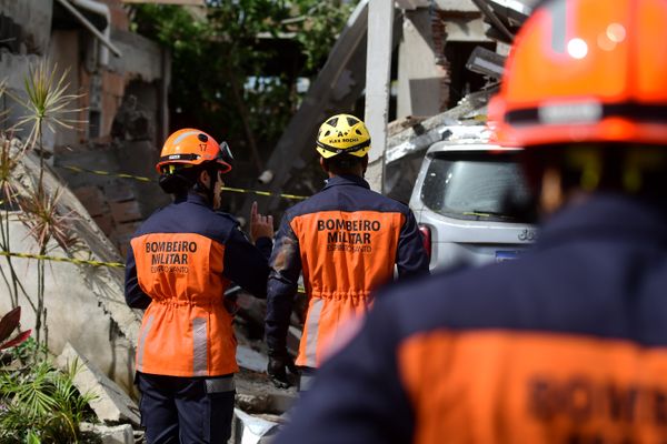 Casa desaba em Vila Velha e vítimas são resgatadas de escombros por Fernando Madeira