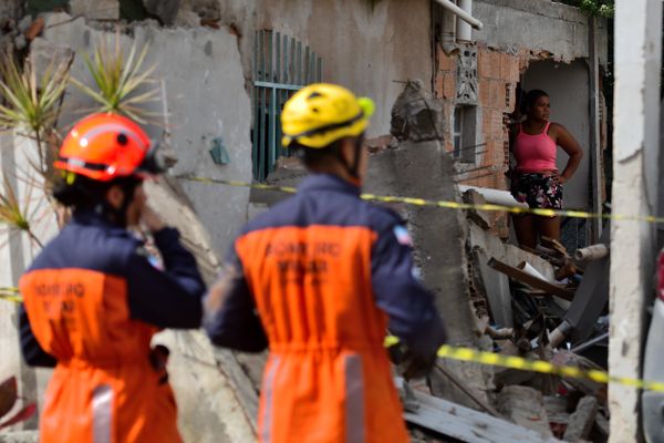 Casa desaba em Vila Velha e vítimas são resgatadas de escombros por Fernando Madeira