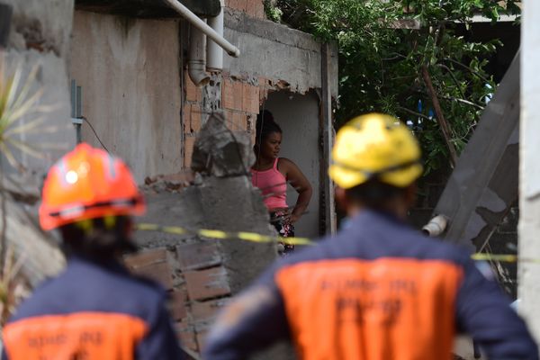 Casa desaba em Vila Velha e vítimas são resgatadas de escombros por Fernando Madeira
