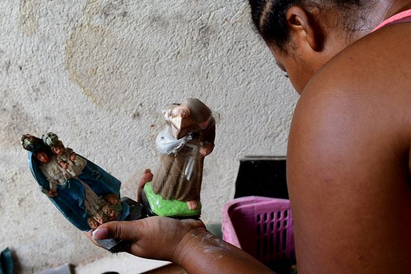 Casa desaba em Vila Velha e vítimas são resgatadas de escombros por Fernando Madeira