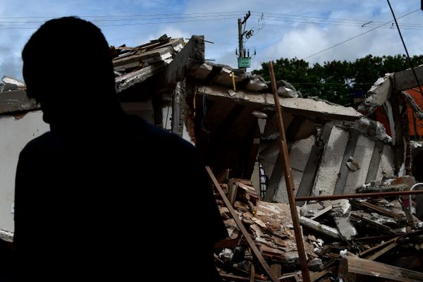 Casa desaba em Vila Velha e vítimas são resgatadas de escombros por Fernando Madeira