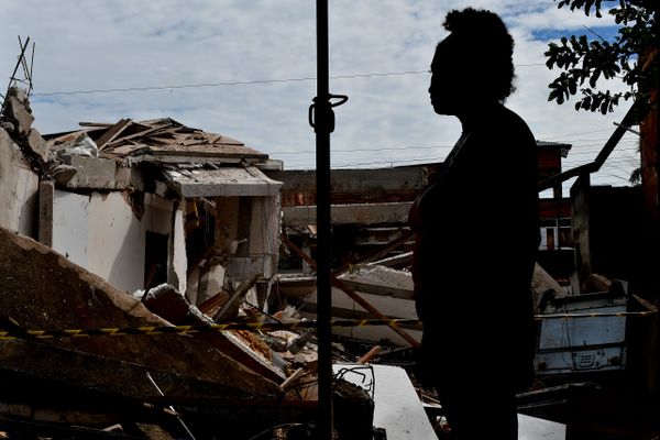 Casa desaba em Vila Velha e vítimas são resgatadas de escombros por Fernando Madeira