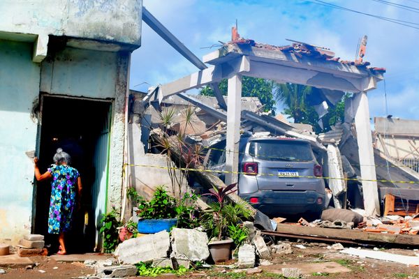 Casa desaba em Vila Velha e vítimas são resgatadas de escombros por Fernando Madeira
