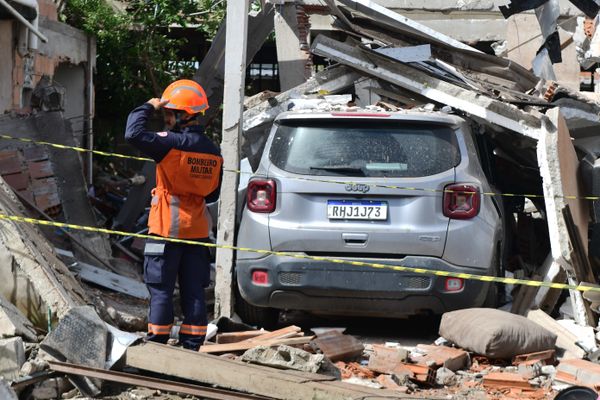 Casa desaba em Vila Velha e vítimas são resgatadas de escombros por Fernando Madeira
