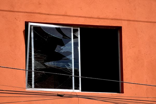 Casa desaba em Vila Velha e vítimas são resgatadas de escombros por Fernando Madeira