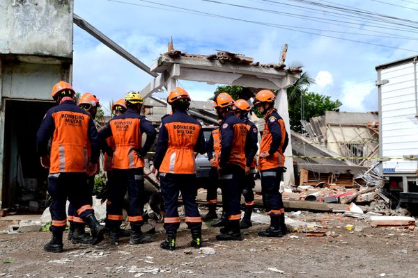 Casa desaba em Vila Velha e vítimas são resgatadas de escombros por Fernando Madeira
