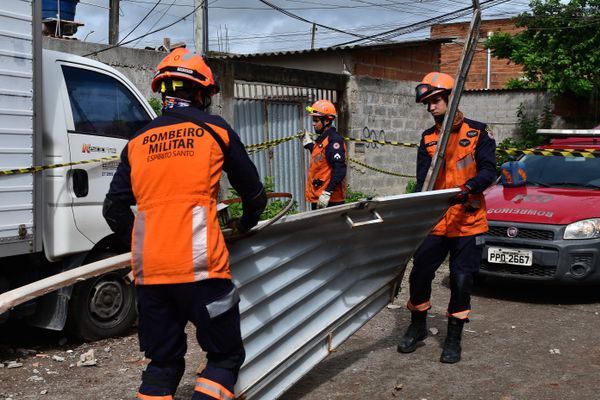 Casa desaba em Vila Velha e vítimas são resgatadas de escombros por Fernando Madeira